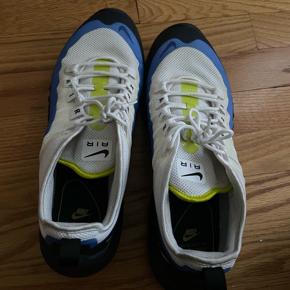 Men’s Nike Air Max Axis Sneakers - Picture 5 of 9